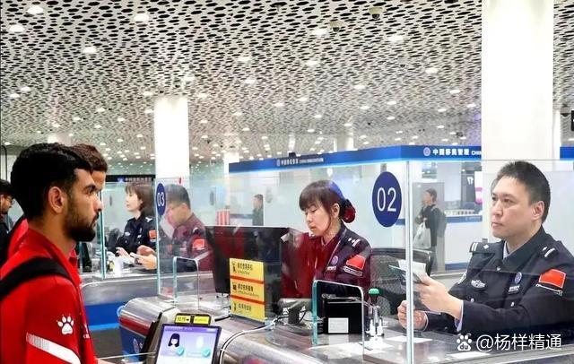 白云机场入境大厅，一个外籍旅客把护照递上去。签证日期对得上，照片也对得上，按说盖