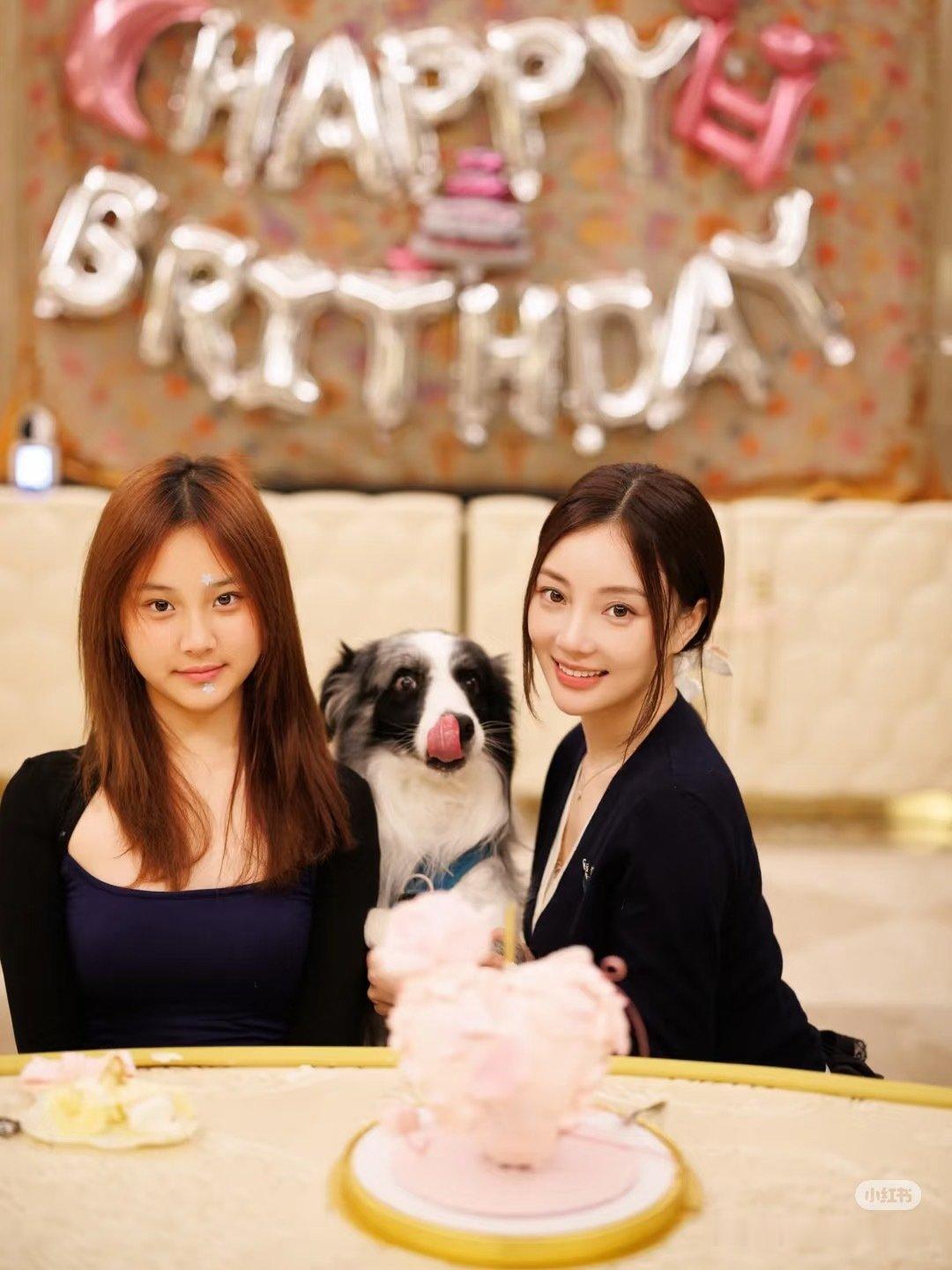 #甜馨一家三口去特殊学校支援#贾乃亮、李小璐与甜馨一同奔赴公益现场，用实际行动诠释家庭的善意与担当​