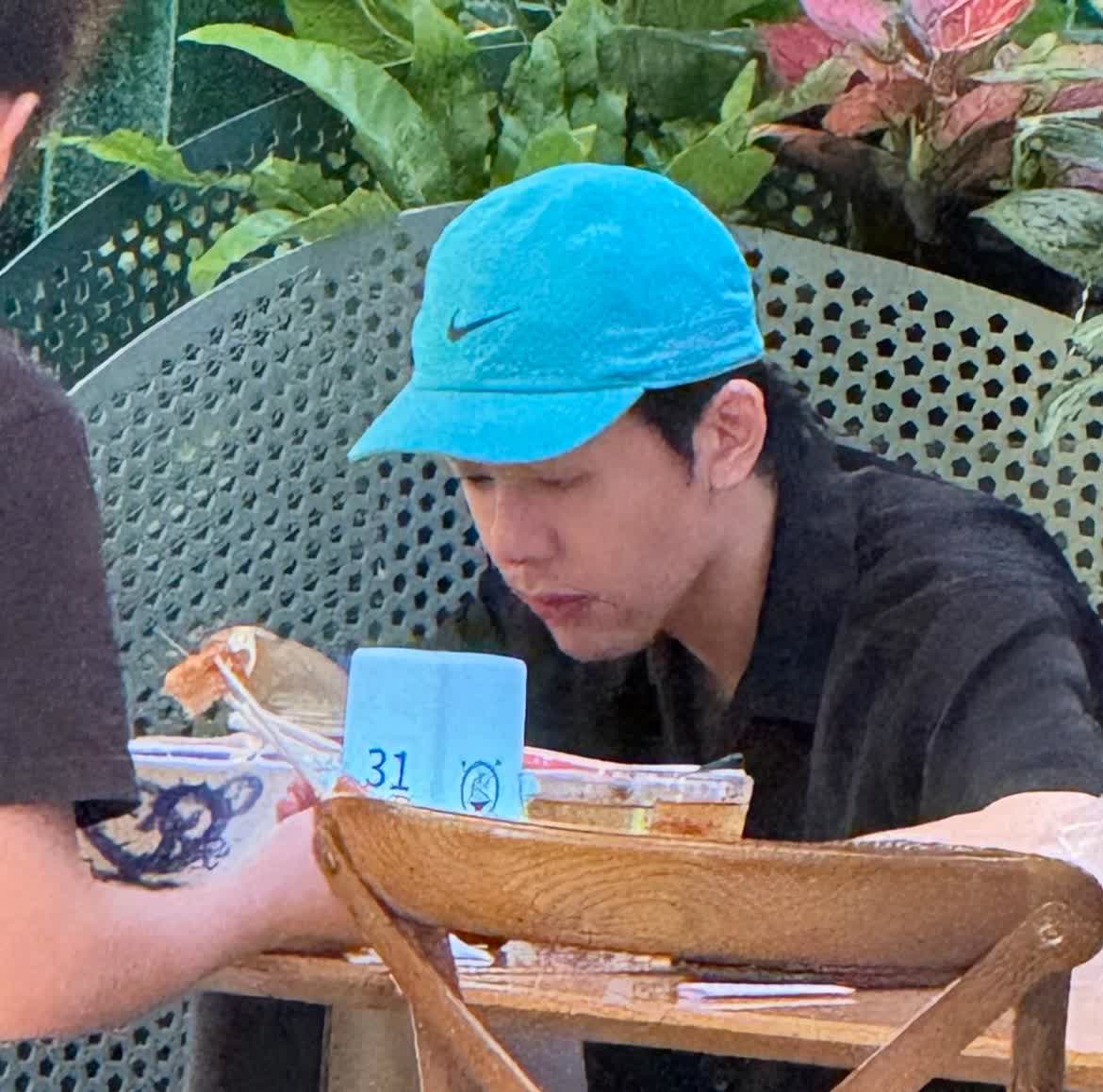 网友在上海精安嘉里偶遇曾舜晞。又到了活动前全世界都在偶遇曾舜晞的环节。他