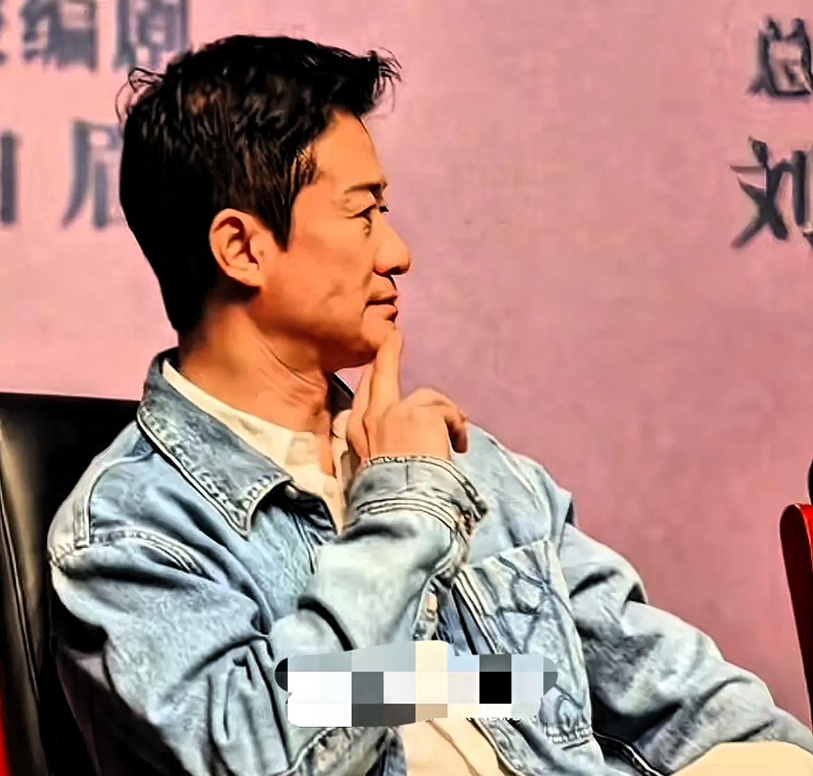 我问我学医的朋友，吴京的脸蛋为啥一按就有坑我朋友叹了口气说，原因其实很简单，