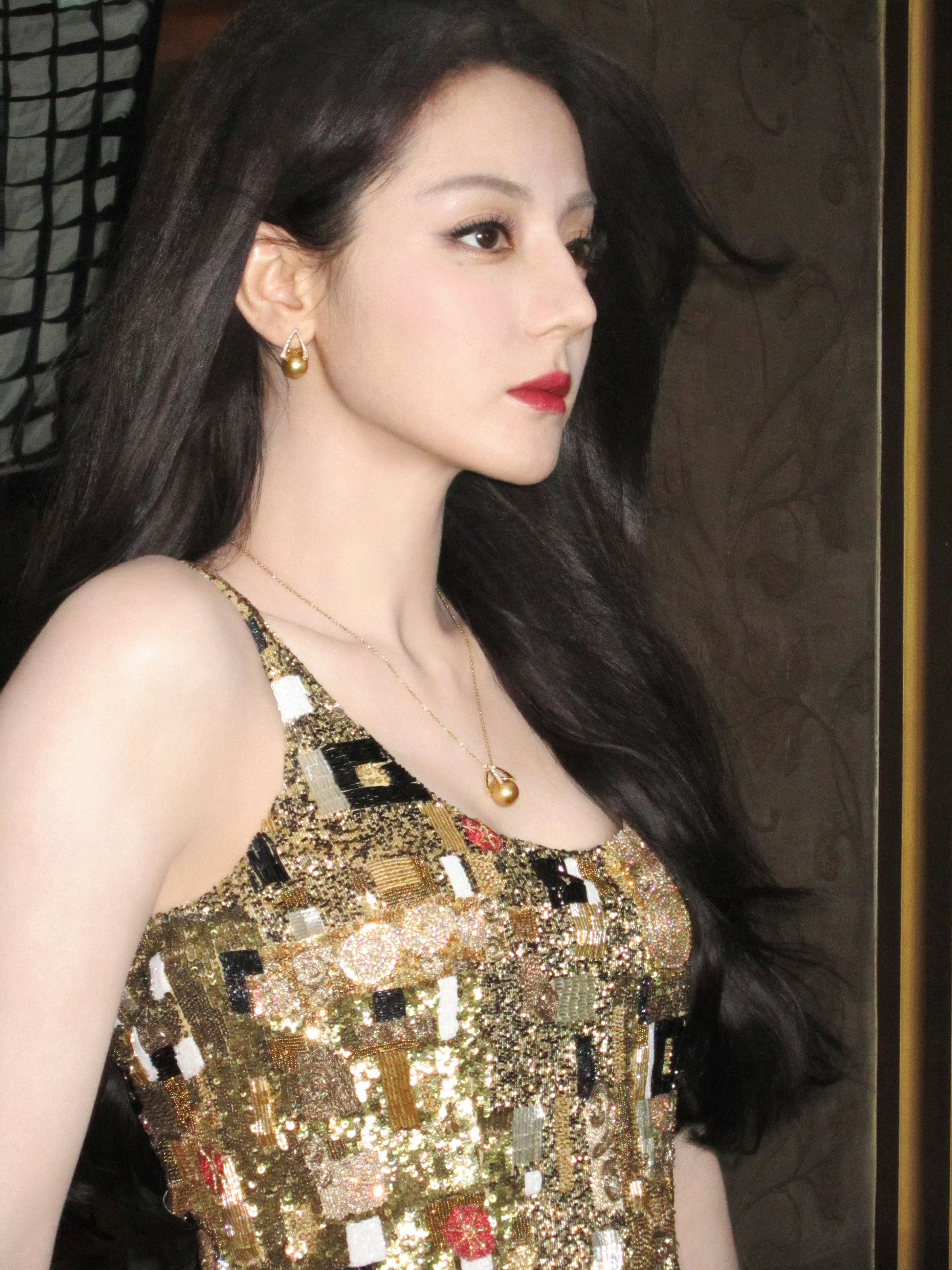 迪丽热巴金色吊带闪片长裙救命！热巴这套金色闪片裙也太会选了！利落吊带凸显天鹅
