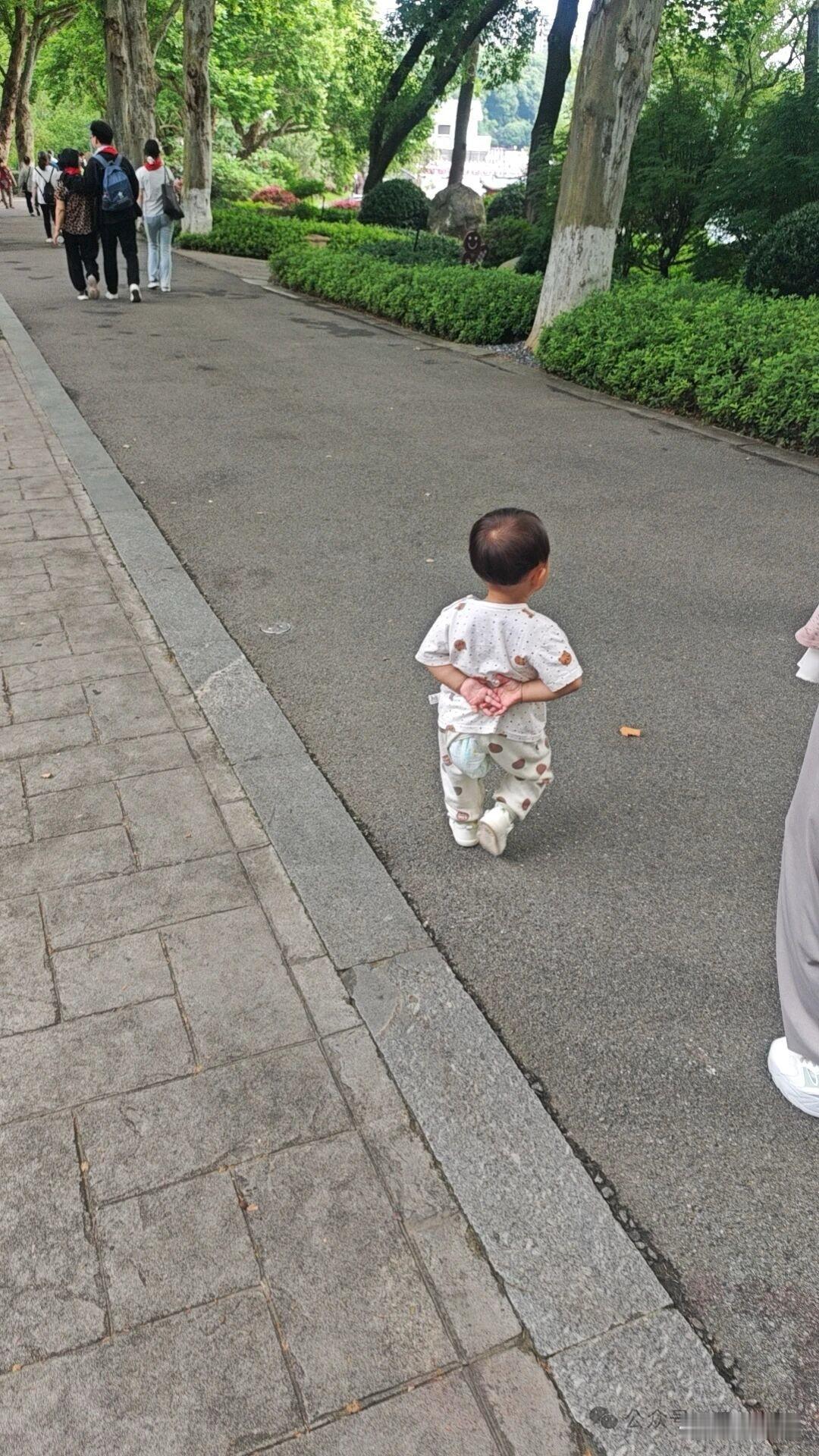 一岁半的小老太太来了，注意⚠️避让。[大笑][大笑][大笑]这孩子，没人教，自学