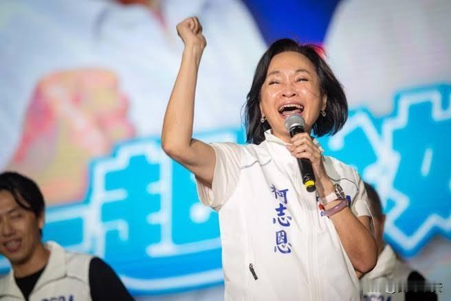 高雄刮起了“柯旋风”今天晚上，高雄市长候选人柯志恩在凤山兵仔市场开讲，受到高雄