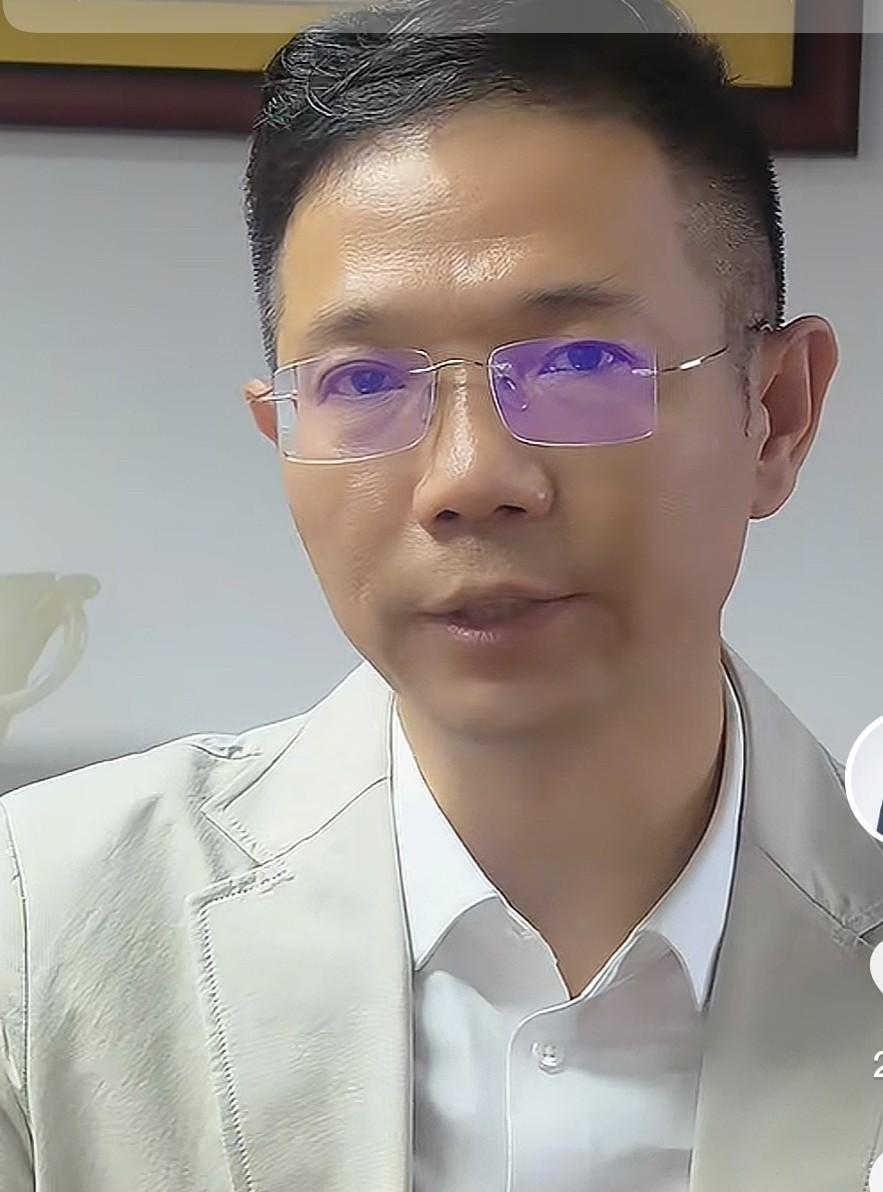 李律师从“三中园”出来后连续发了十几个视频每个视频都是气势高涨天表示不害怕