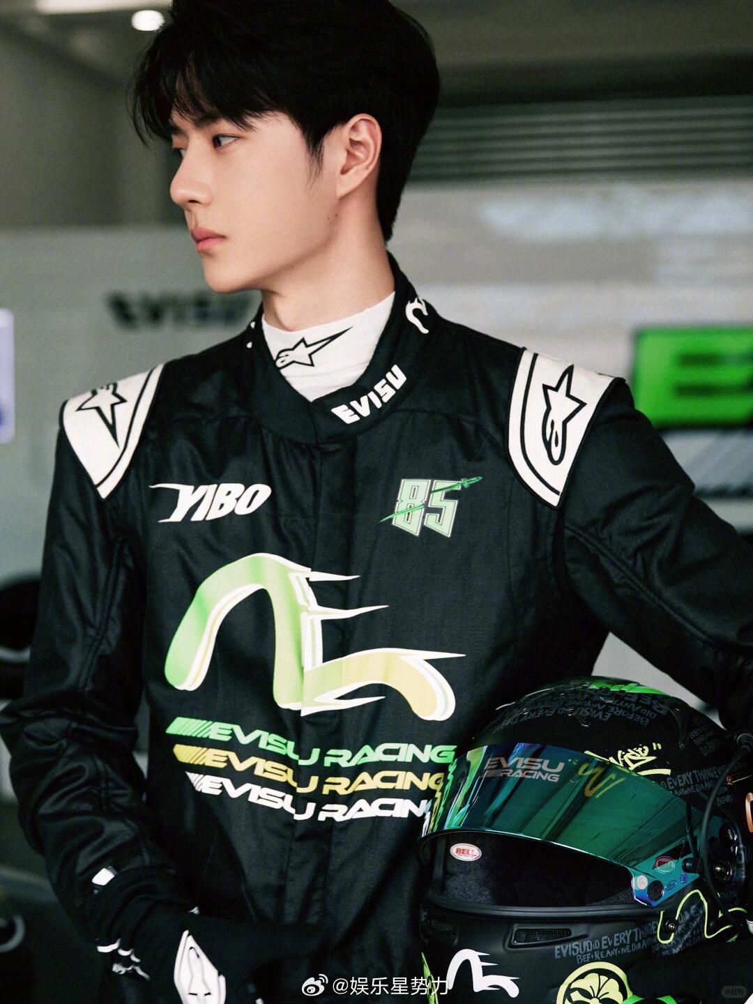 王一博出发上海参加赛前测试王一博新的赛车比赛要来了85号赛车手王一博出发上海