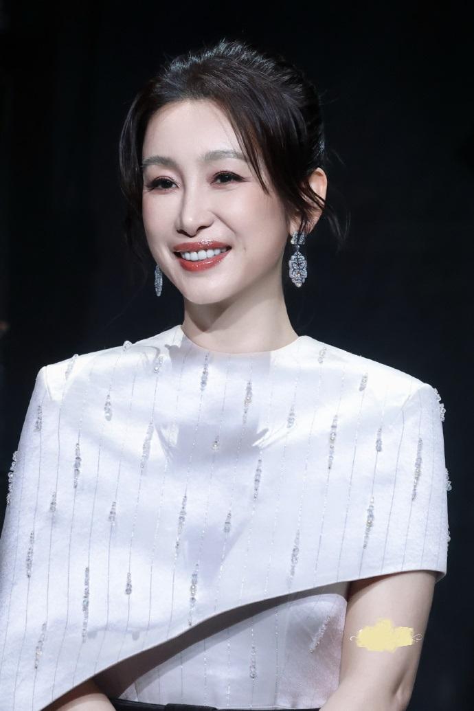 今天秦海璐在参加活动时搭配了一身白色的衣服，整个人又美出了新高度，也很有清新靓丽