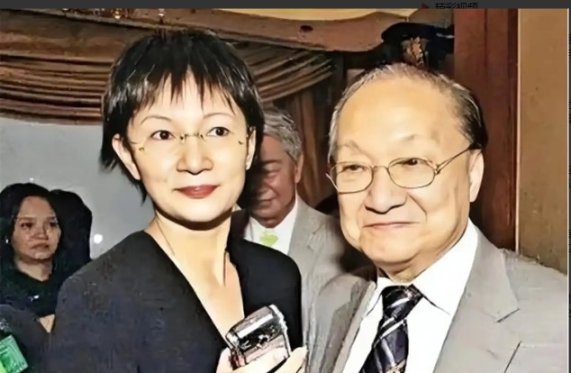 1976年，52岁的金庸爱上了23岁的林乐怡后，便提出离婚，妻子平静地说：“离婚