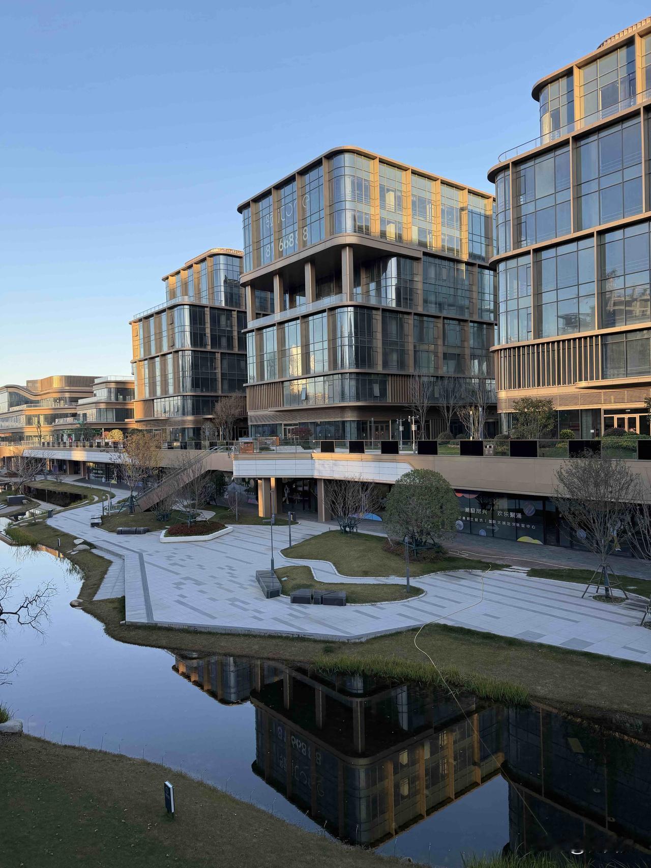 西安最有未来感的地方，好chill啊！几个月没来，站在高新三期的中央商务区环顾四