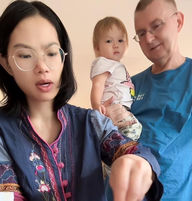 这个小仙女嫁了个大她24岁的波兰老头，悲剧不是他们的婚姻，而是他们生的四个孩