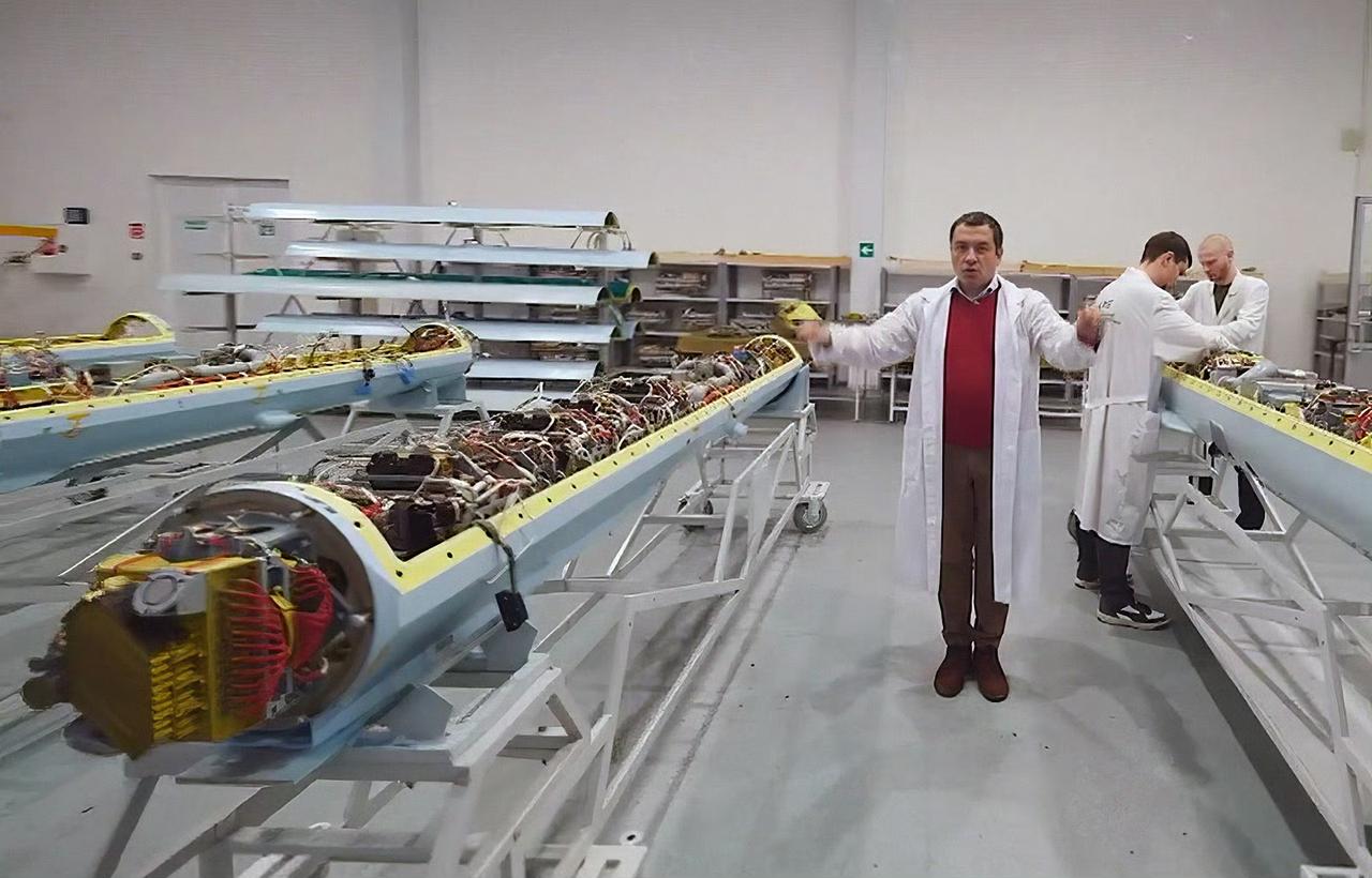 俄罗斯“希比尼”电子干扰吊舱里面的样子，挂载在苏-30SM、苏-34等机型机翼尖