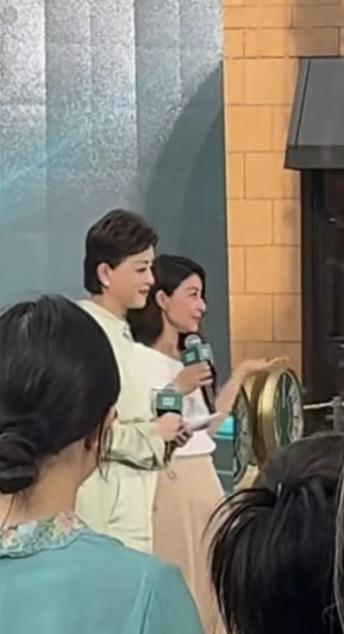 郭晶晶加拿大街头参加品牌宣传线下活动，杨澜主持，两位女性美丽大方，带领中国