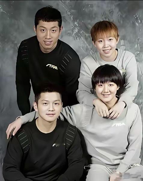 青春年少时，“咚咚”最青涩，陈梦最潇洒。四人合影太养眼了。