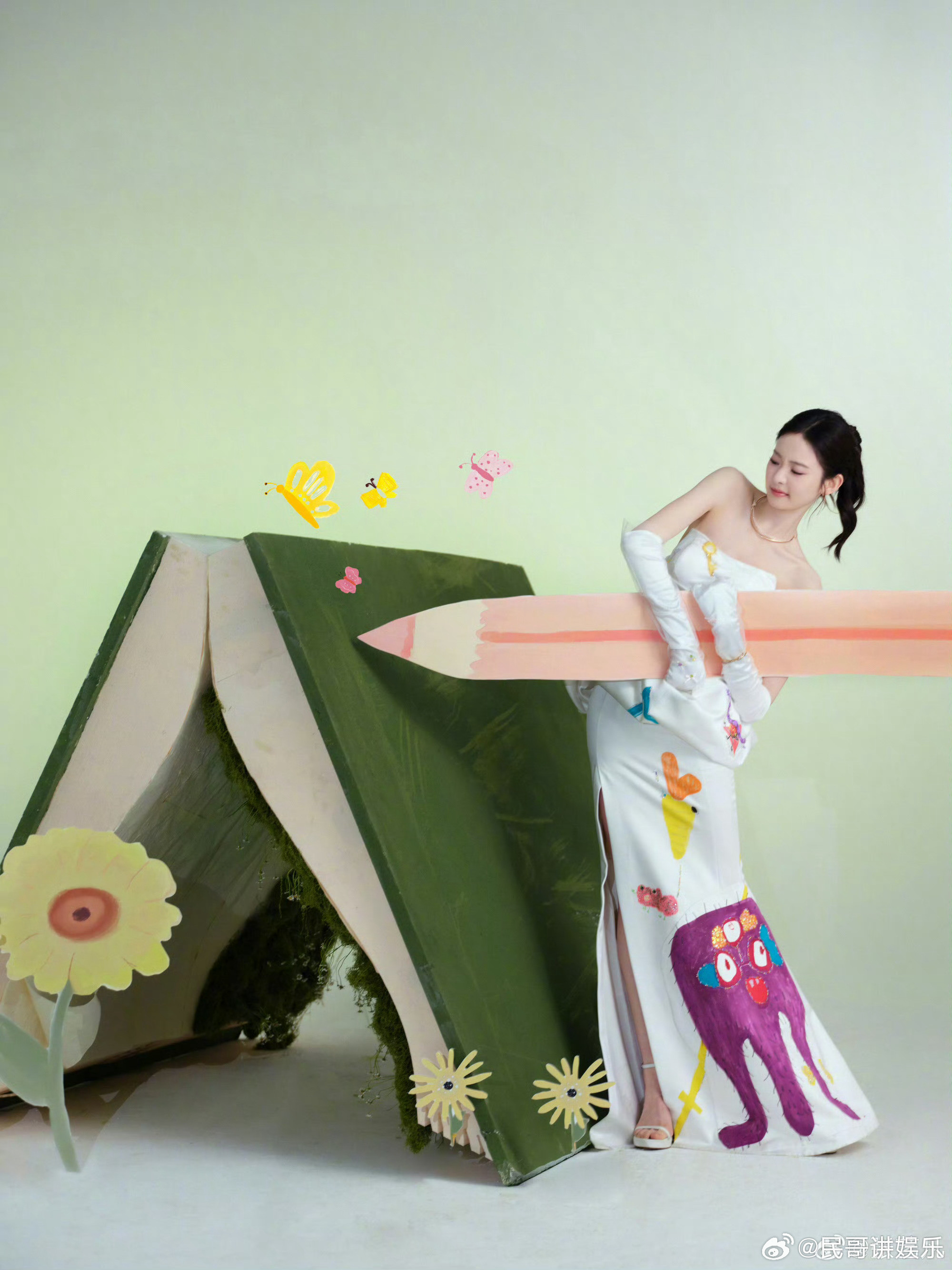 张艺凡从书中走了出来穿著小朋友的画像从童话书里走出，灵动又可爱，和春天的适配度