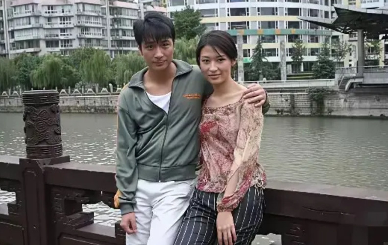 哎呀！梁静怎么也想不到，年轻的时候还和吴镇宇有过一段幸福的日子呢，看上去还挺般