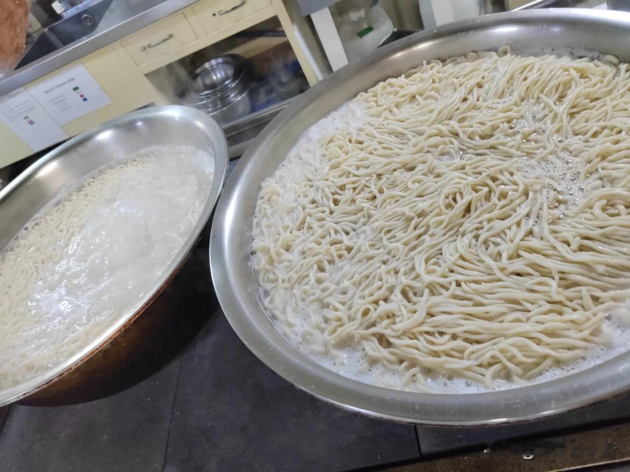 今天是周五，下午的晚餐是面条，以前都是周六下午吃面条，这次提前了一天，因为周六下