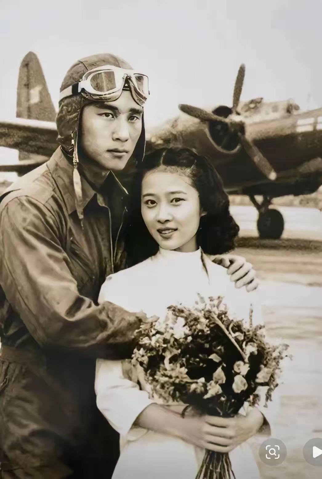 这张照片里的飞行员，正是抗日空军英雄陈怀民，身边是他的未婚妻王璐璐，这张合影成了