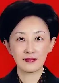 又抓出一个大贪，金额高达9.7亿元。首富老婆想跑到国外去，没跑成。被抓这个人