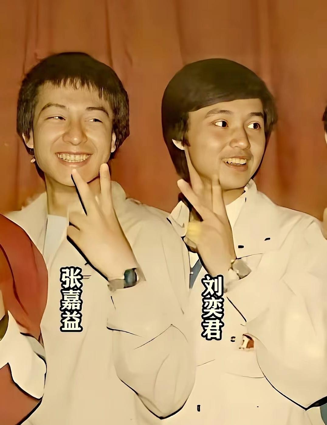 谁能想到，年轻时同框比耶的两人，多年后荧幕再相遇，岁月改写了模样，不变的是演员的