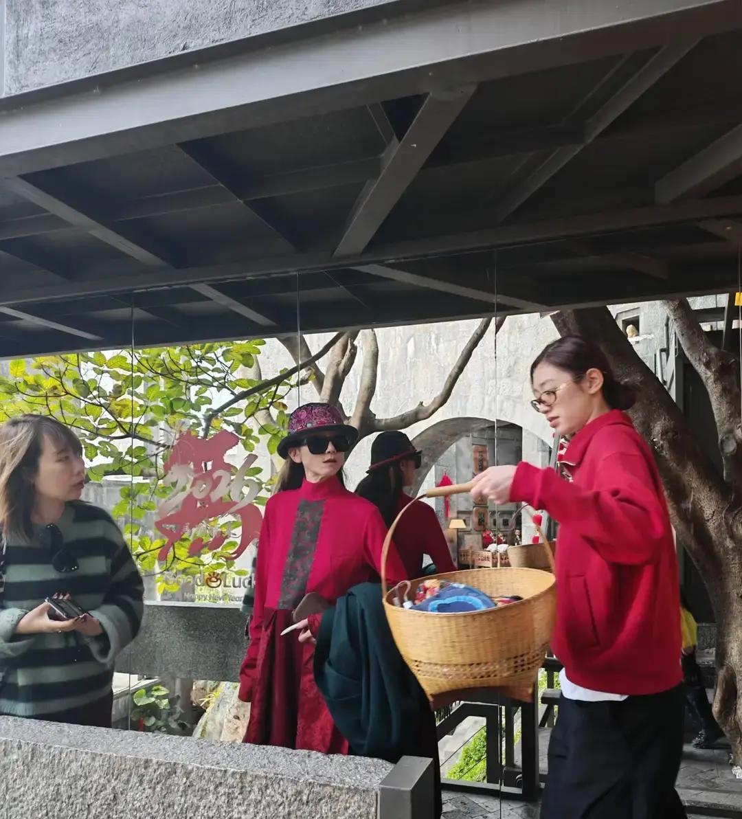 杨丽萍素颜现身大理太阳宫被游客原相机拍下，银发皱纹一览无遗。2月23日那天她