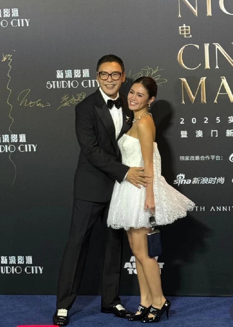 钟镇涛带女儿钟懿走红毯。12月10日，72岁的钟镇涛带21岁的女儿钟懿亮相MAT