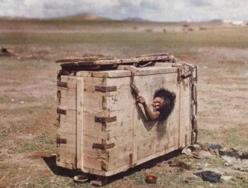 1913年，蒙古乌兰巴托，一个女子被剥光衣服，用铁链锁进一个木箱子，然后被扔进茫