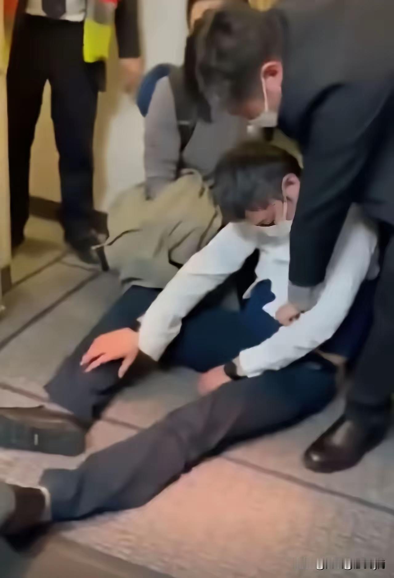 国企大佬，德国机场，喝免费的酒，醉自己的身，丢国人的脸！某国企原董事长任宇