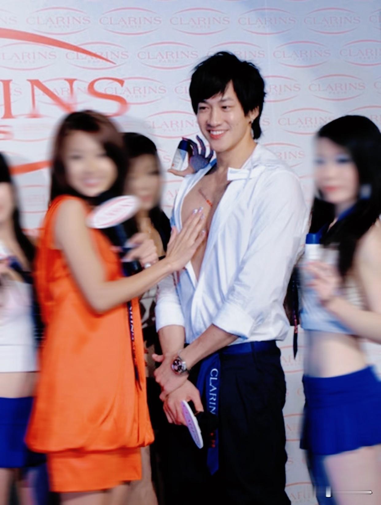 美女：摸一下可以吗？何润东：摸吧！使劲摸美女：哇哦！好硬哦何润东：感觉怎么