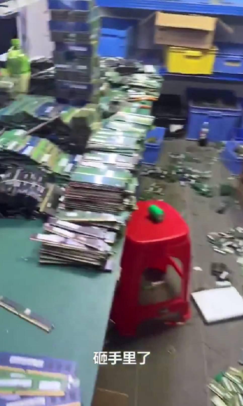 【喜闻乐见】近日，一段国内内存商家对着满屋子囤货的DDR5内存条崩溃喊话的视频，