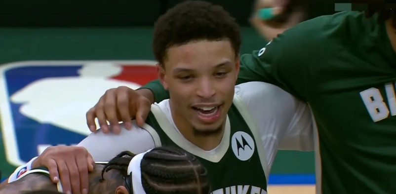 勇士爆冷不敌雄鹿，科尔估计肠子都快悔青了。勇士被一个自己选中的二轮秀罗林斯打爆