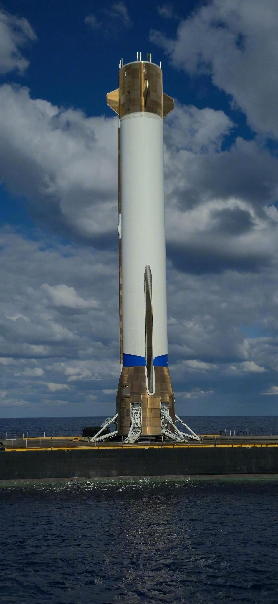 7米直径，57.7米高的新格伦火箭一级回收火箭，看起来就像是新的，是清洁燃料液氧