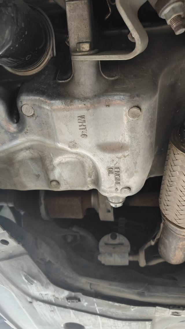 原厂发动机护板报废了那天走了一点烂路，原厂的发动机护板就掉了，网上买了一个塑料