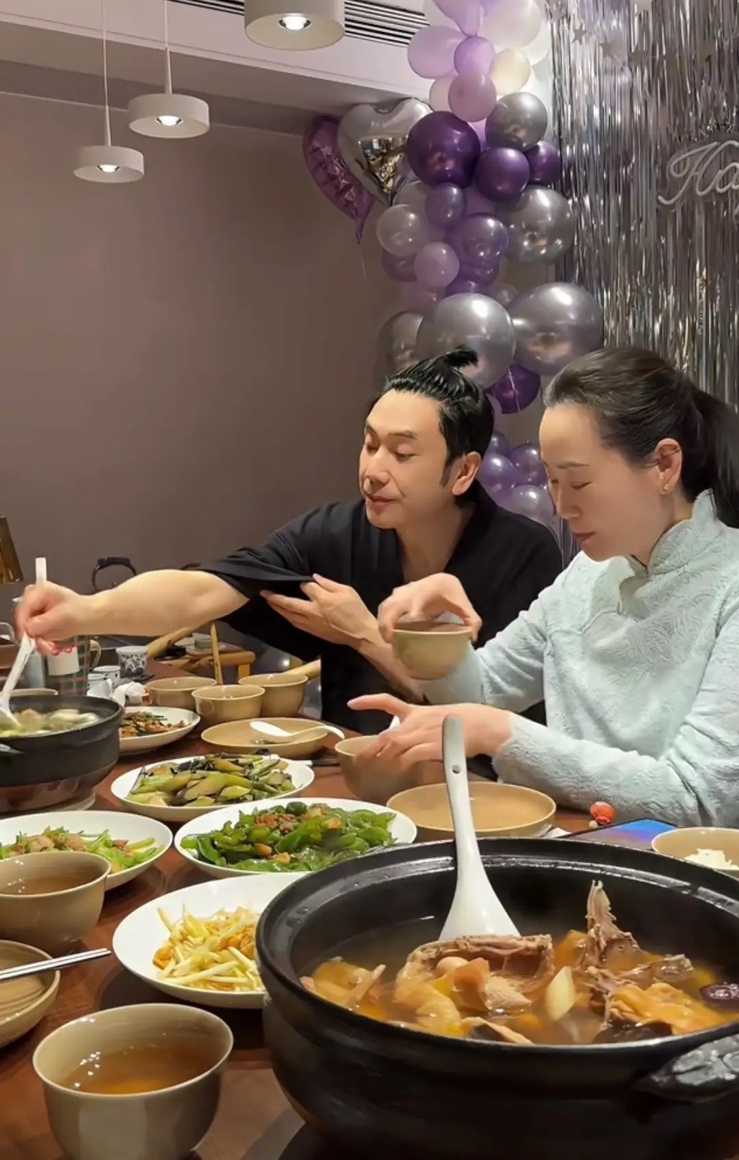 林依轮下厨为老婆54岁庆生林依轮亲自下厨为老婆54岁庆生林依轮那可是亲自钻进