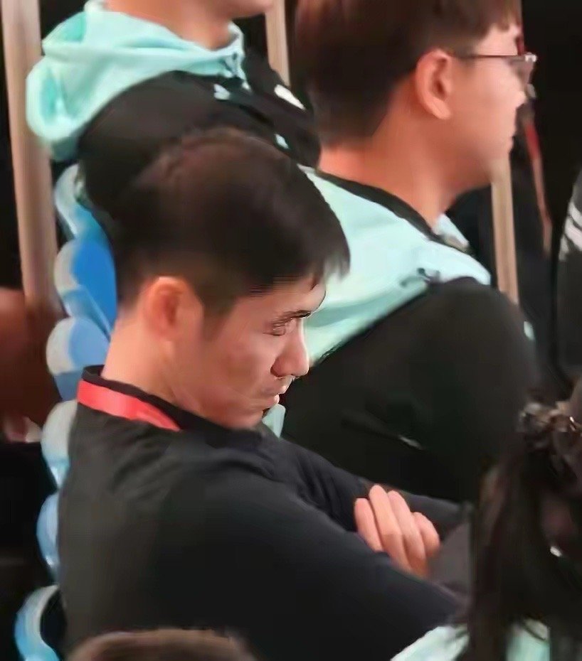 成都混合团体世界杯，中国乒协负责人兼乒羽中心副主任王励勤今日观看中国队对战法国队