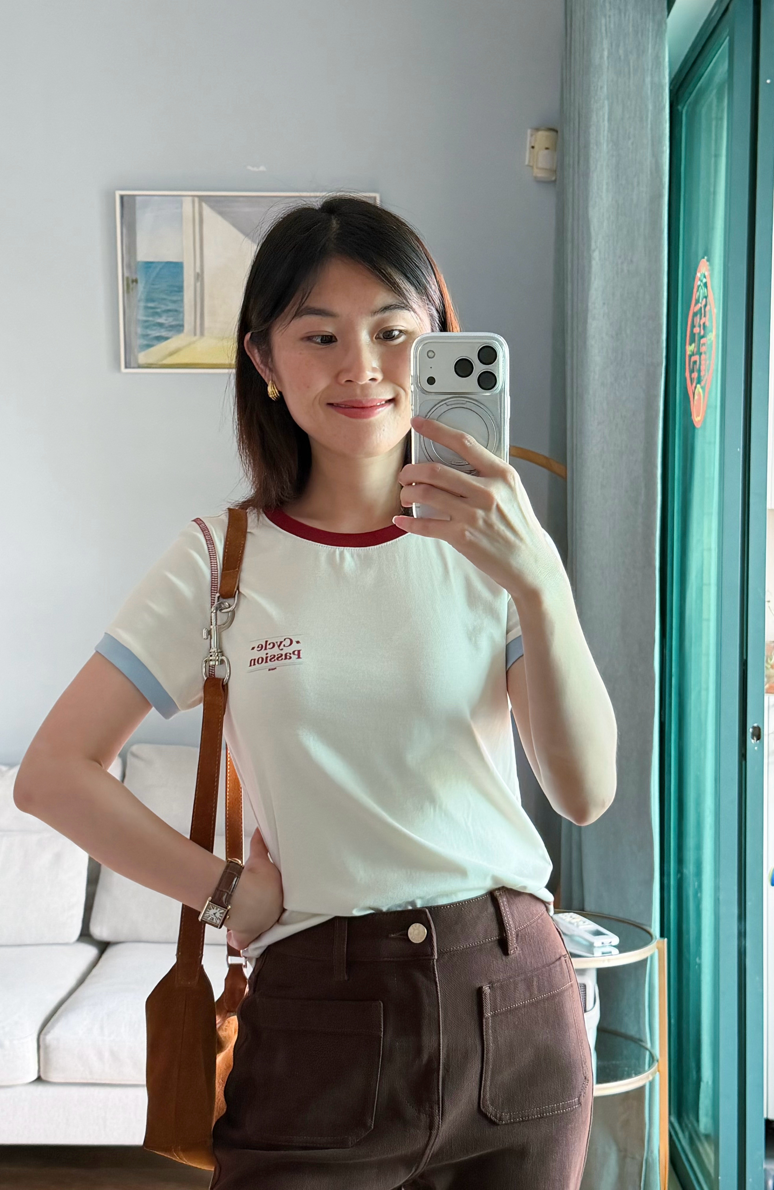 今日份出门穿搭。这条棕色喇叭裤目测会成为这个秋冬的高利用率款，很显腿长，前面两个