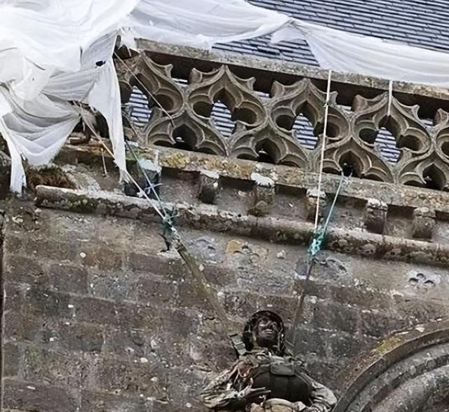 1944年，一名伞兵因失误，被挂在法国的一个教堂上，当德军发现他的时候，他装死骗