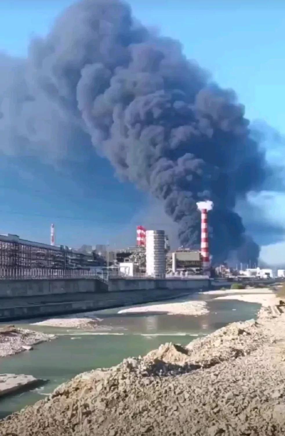 图阿普谢型炼油厂第三度遭袭。俄媒报道，当地时间28日，俄总统新闻秘书佩斯科夫