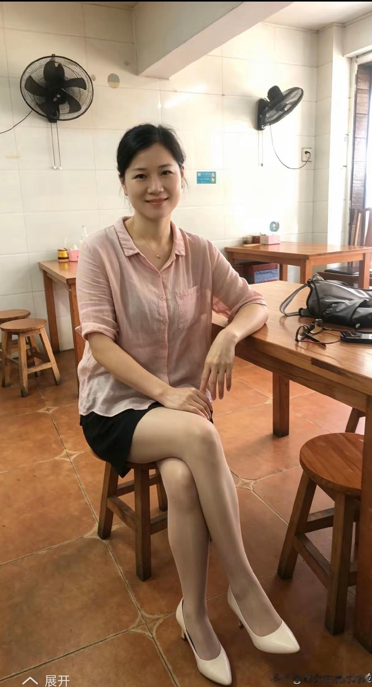 一个普通小快餐店，一位知性优雅的女士，好有气质，你猜她多大了？