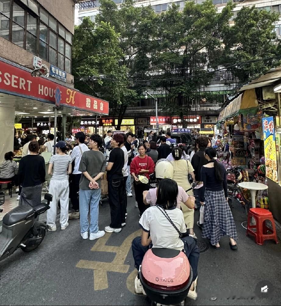 外地人有多倔，为吃这家店宁愿排队到腿软，佛山人看不懂！在佛山一条老街，“辉