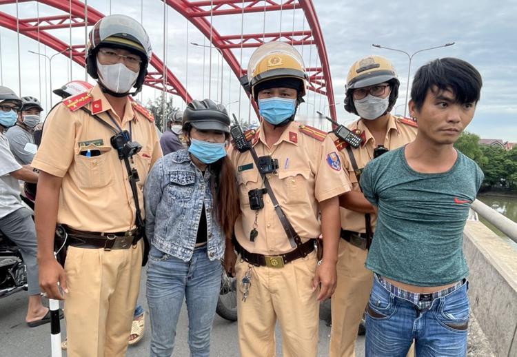 越南胡志明交警抓获的盗窃摩托车夫妻越南交警也装备执法记录仪，英国产的，造价不便