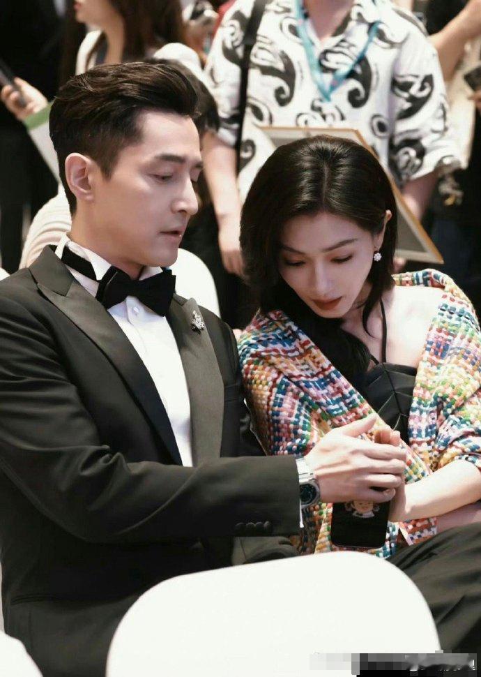 胡歌给万茜看女儿的照片，万茜看的同时还不忘用手挡住，生怕被偷拍