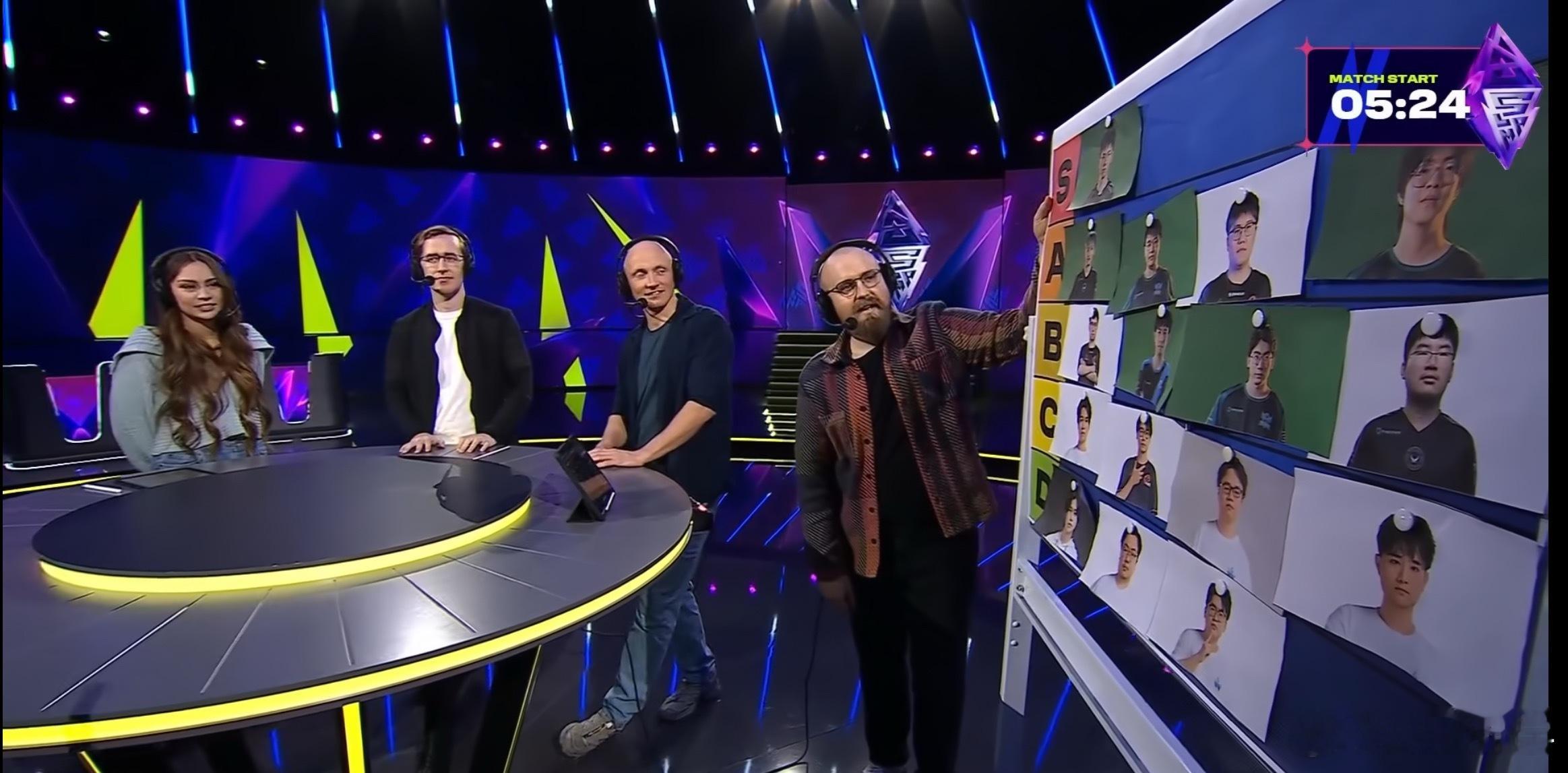 国外解说对中国选手进行排档，Xxs被排到了S位，哥哥在A级，搞笑的是一个串子主持