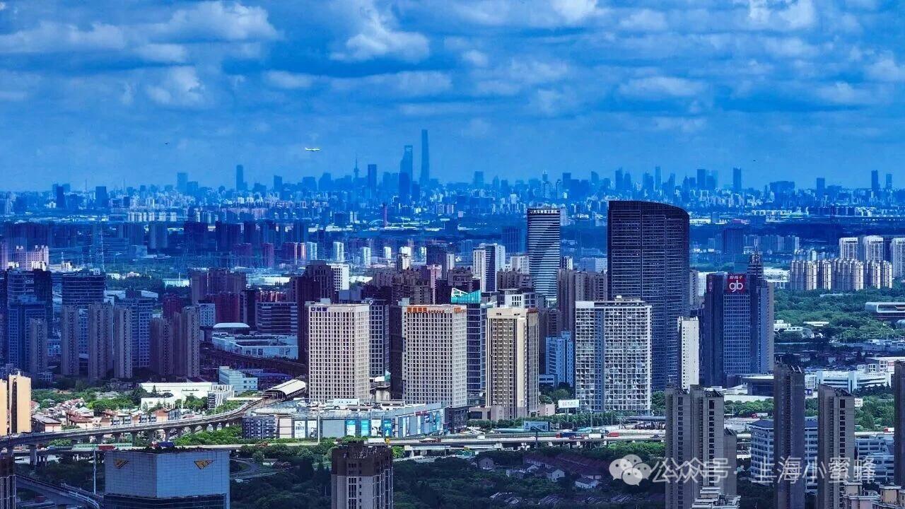 全国百强县第一昆山，2024年昆山GDP更高歌猛进达5380亿，仅比上海浦东低。