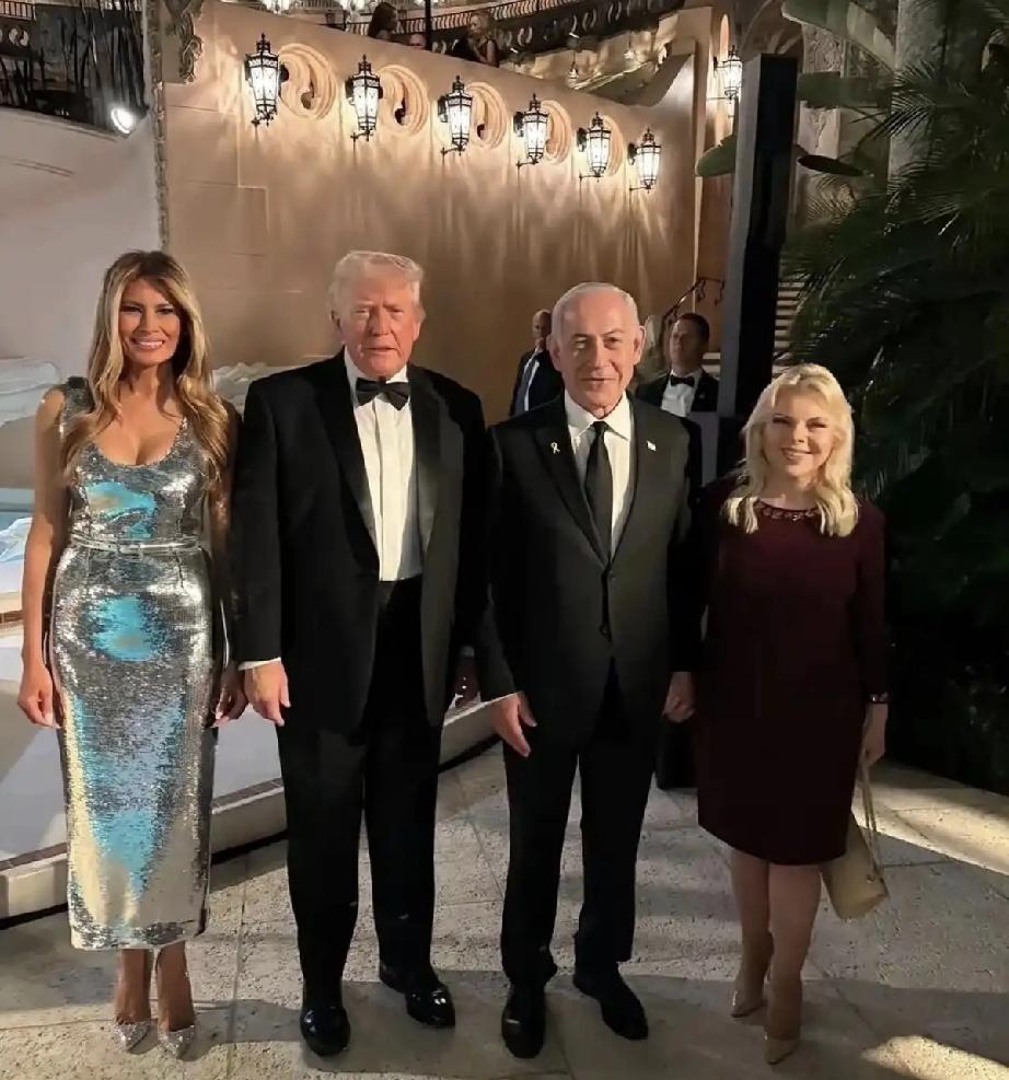 女人比美，男人比帅。都说内塔尼亚胡的妻子萨拉个子矮，跟特朗普的超模媳妇梅拉尼