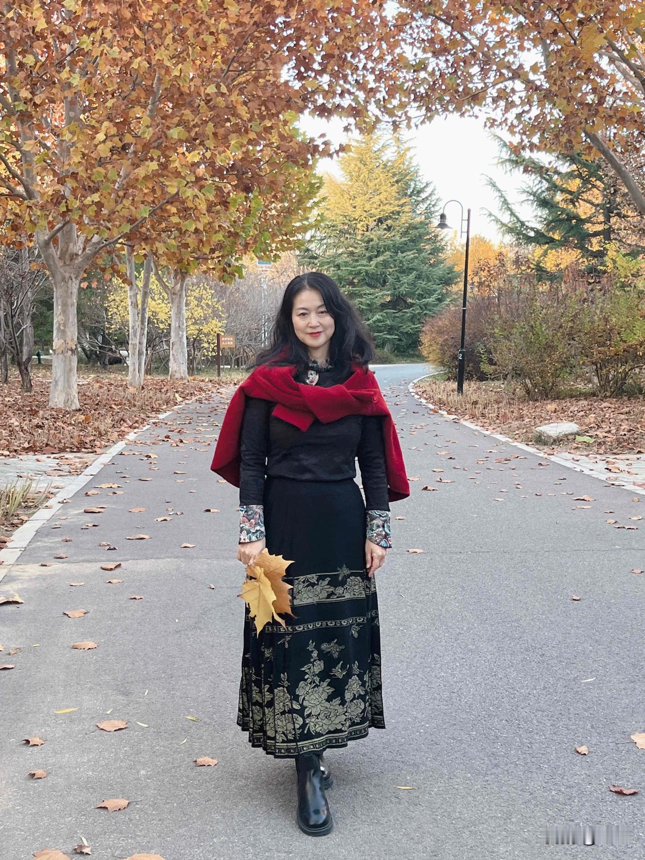 我是72年的，现在只想说：趁着年轻趁着腿脚利索，赶紧出去走走转转，别给自己留遗憾