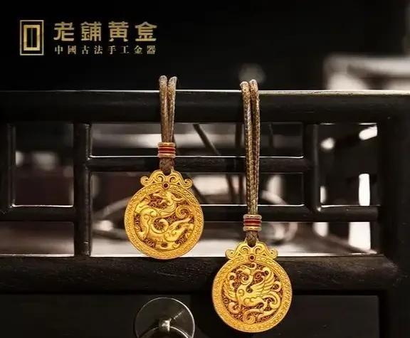 金价涨得飞起，金店反倒集体慌了神，半年关店557家谁能想到，金价一路高歌猛进的