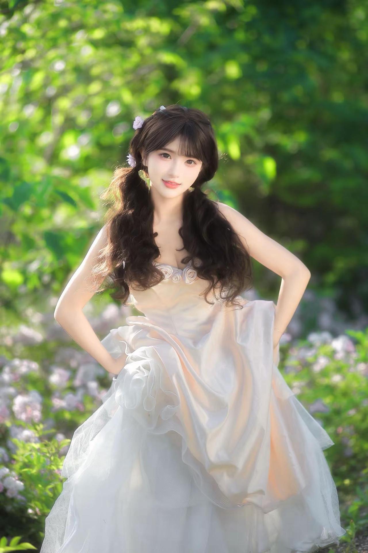 穿上自己做的漂亮小裙子。蔷薇花