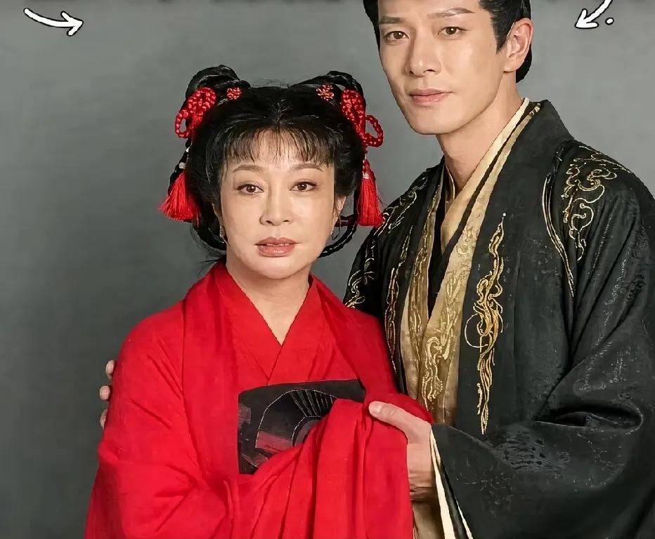 75岁的刘晓庆饰演18岁的少女与年轻男主角在剧中还有很多吻戏。刘晓庆是演艺圈资历