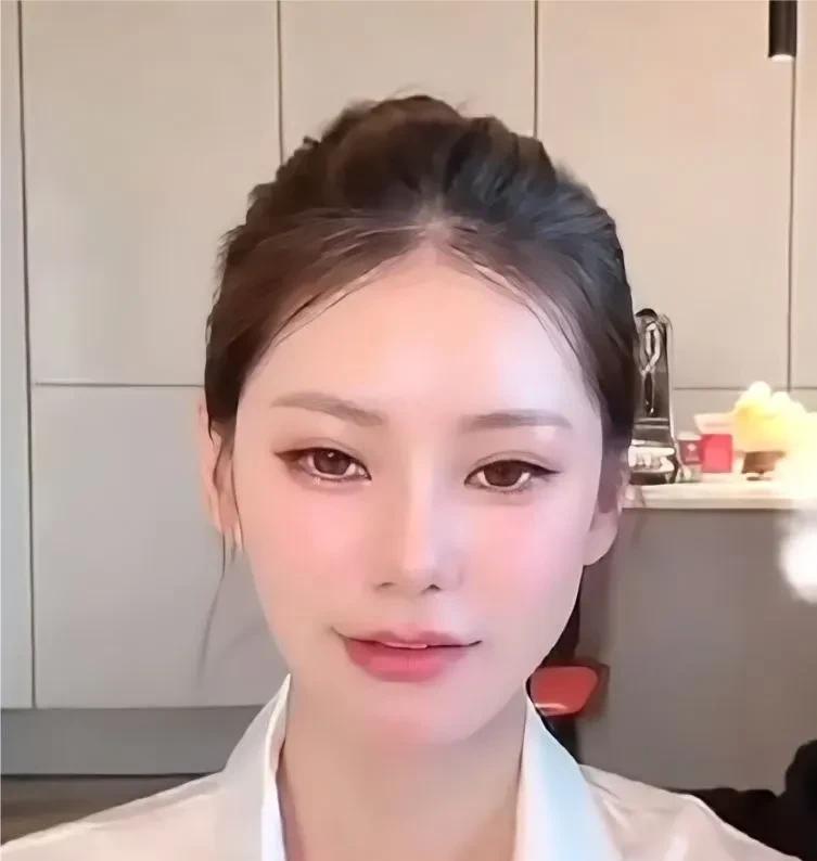 终于找到网友说马晓梅长相奇怪的症结所在了。看了她的原生脸才发现，汪小菲说她没有