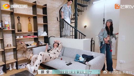 李佳琦包是百宝箱吧颜安眼睛疑似起了麦粒肿，难受得不行，毕雯珺跟腱拉伤疼得冒汗。