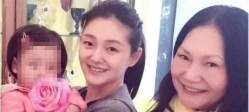 日前，S妈不断在个人社交平台表达对大S的思念，有网友给她留言“思念她就去晒晒太阳